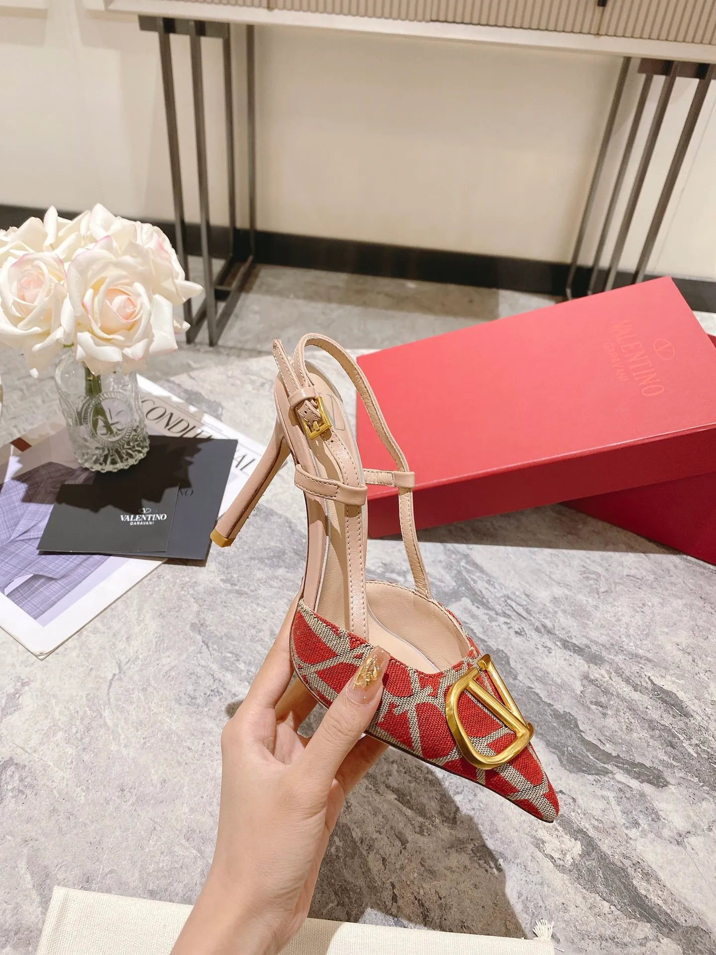 👟👟Ex-factory price 440👟👟 Genuine leather sole +40 Top version 𝑉𝐴𝐿𝐸𝑁𝑇𝐼𝑁𝑂 Valentino 2023 spring and summer new women's 5⃣️color empty back sandals The unique [V logo fabric printing pattern] brings out a full sense of high-end, and the new season will live up to expectations! Worth buying★Absolutely high-grade❥Original method, Absolutely sensual❥Elegant style, creating a different feeling, simple and elegant style!  Code number: 35-41 (34-42 customized) Fabric: Fabric printed cloth Lining: Sheepskin lining Heel height: 3 options 5cm-8cm-10cm Leather outsole Rubber outsole